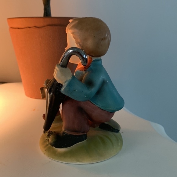 Erich Stauffer porcelain figurine S8517 Outing Boy with umbrella kneeling - Picture 3 of 6